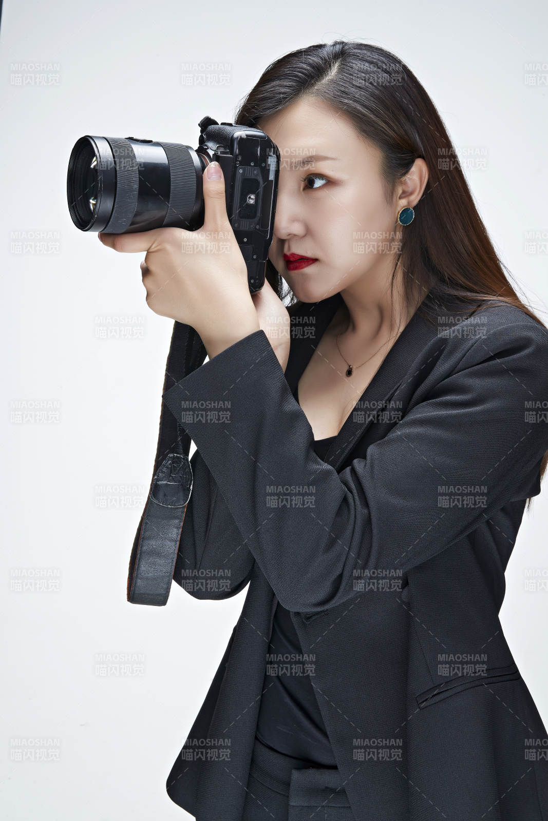 棚拍白色背景亞洲青年女性攝影師