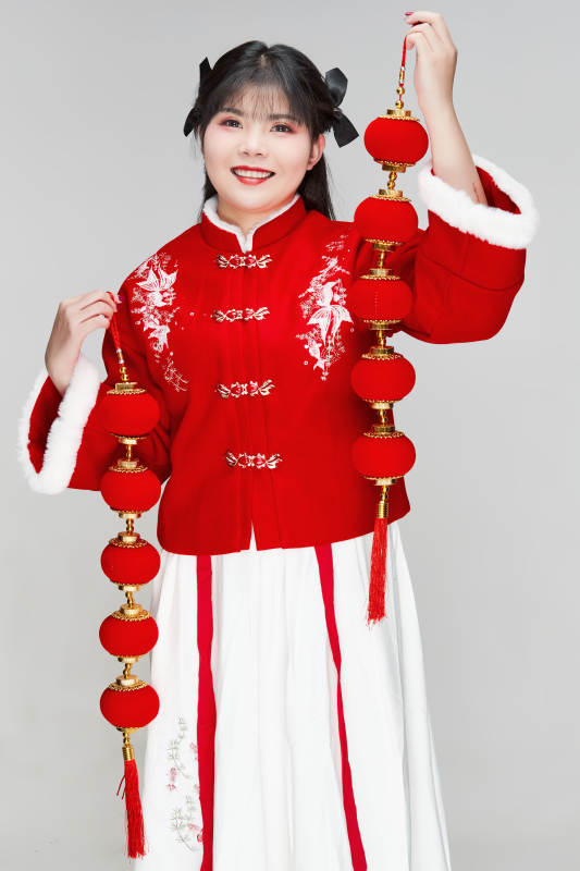 手提红灯笼身穿喜庆汉服的可爱少女
