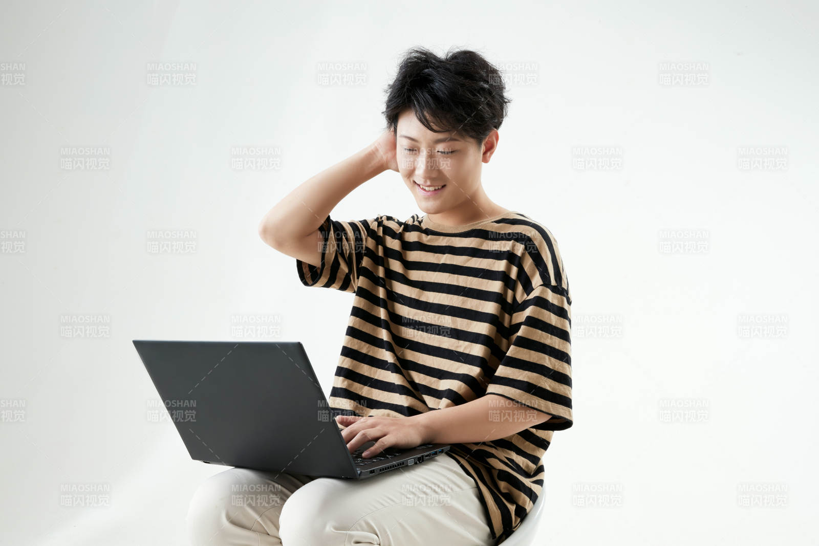 沉浸在網絡戀愛世界的青年男子