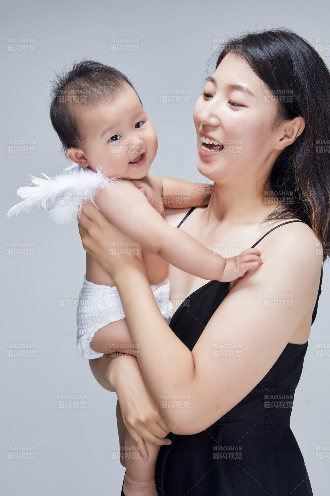 媽媽陪伴寶寶快樂的玩耍