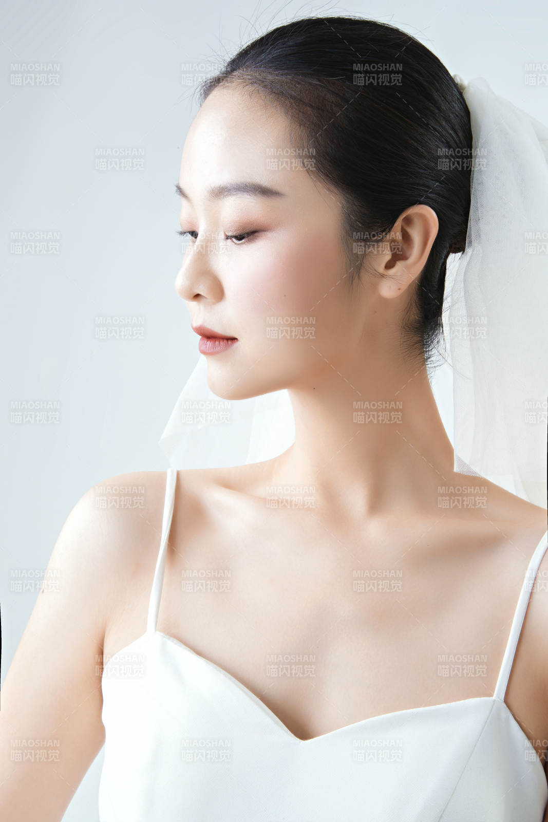 棚拍白色背景下的潔白婚紗新娘美妝