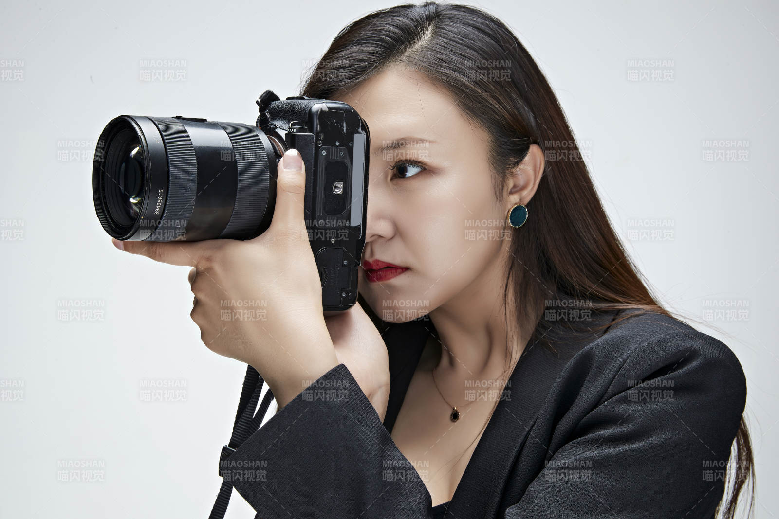 棚拍白色背景亞洲青年女性攝影師