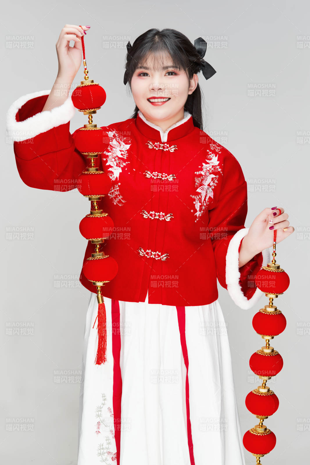 手提紅燈籠身穿喜慶漢服的可愛少女