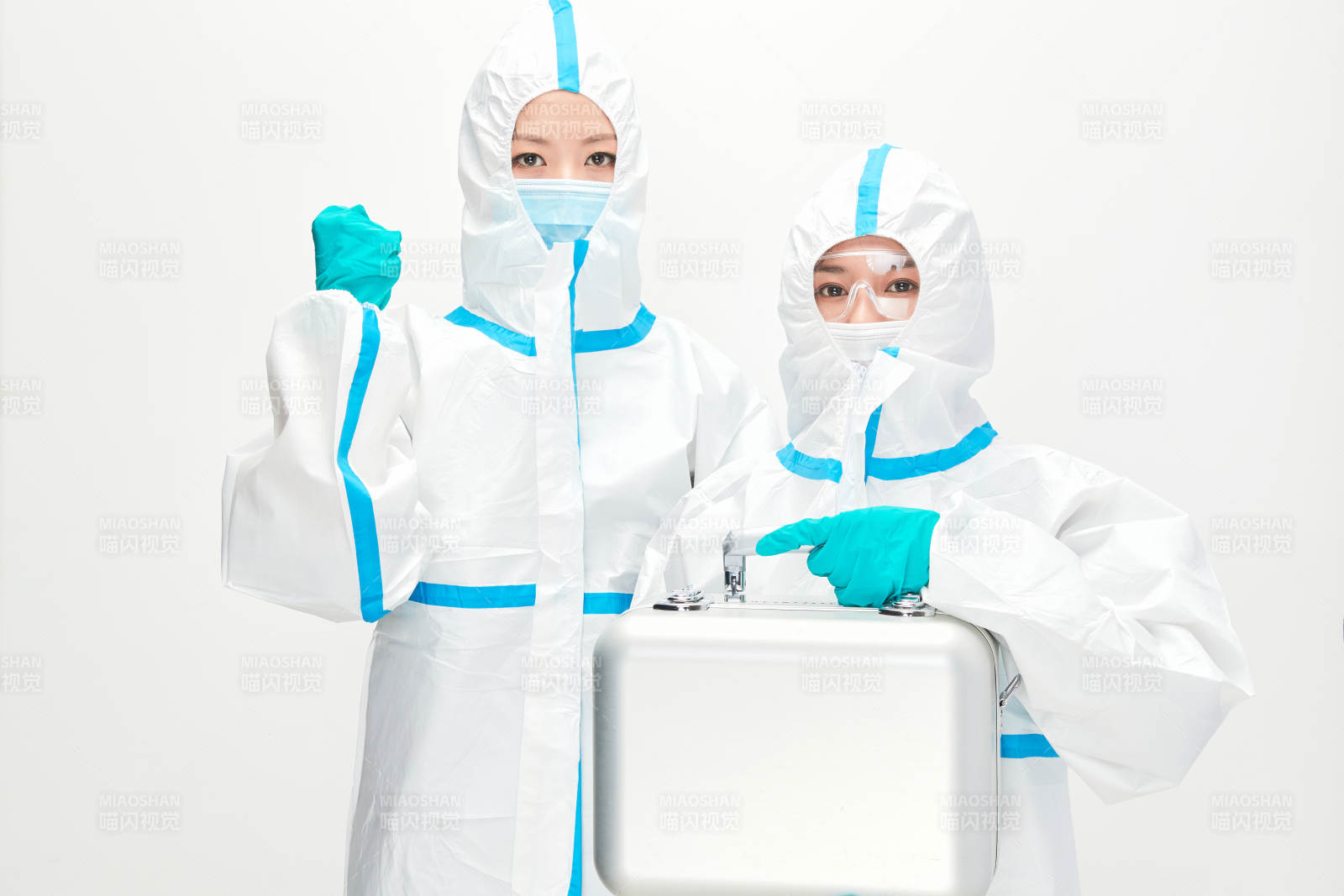 穿白色防護(hù)服佩戴護(hù)目鏡口罩的防疫人員