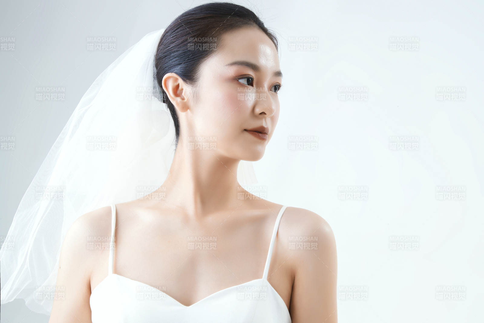 棚拍白色背景下的潔白婚紗新娘美妝