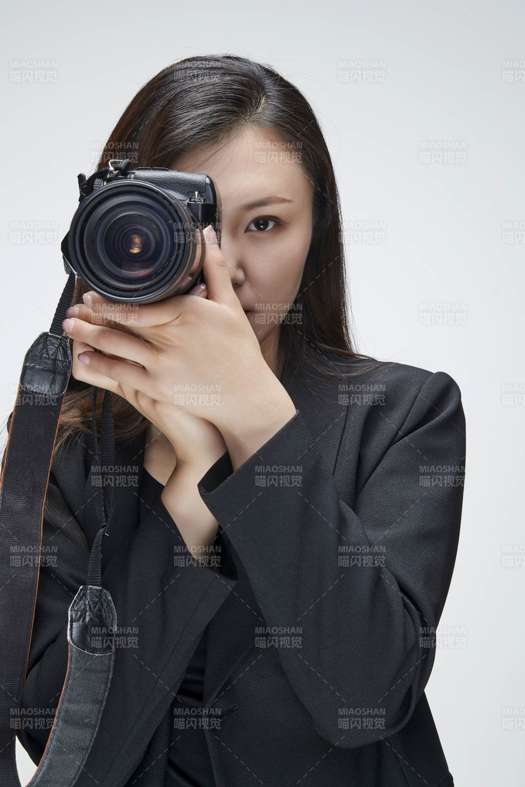 棚拍白色背景亞洲青年女性攝影師