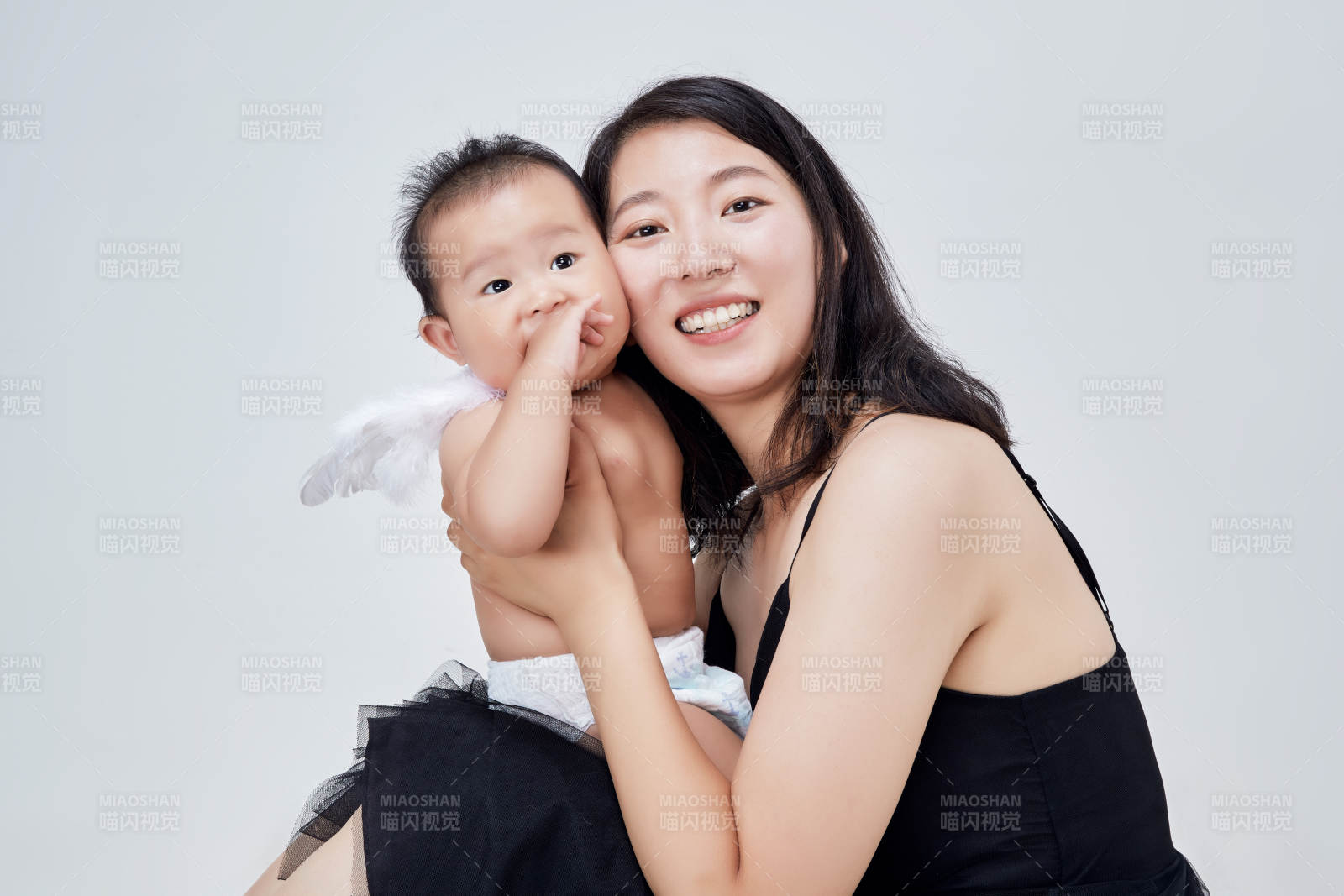 媽媽陪伴寶寶快樂的玩耍