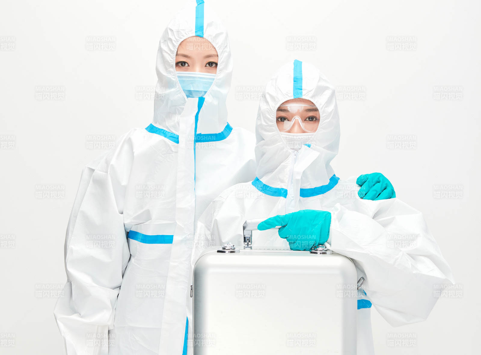 穿白色防護服佩戴護目鏡口罩的防疫人員