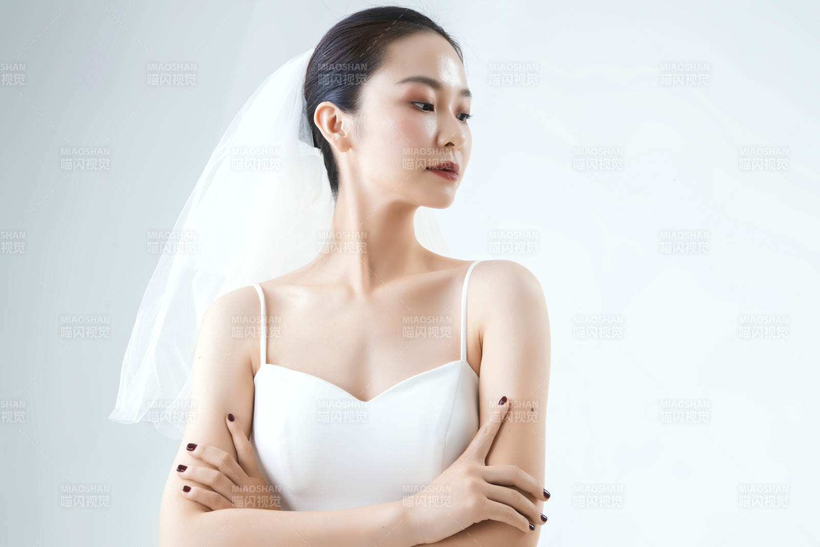 棚拍白色背景下的潔白婚紗新娘美妝