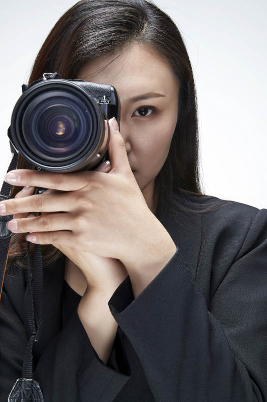 棚拍白色背景亚洲青年女性摄影师