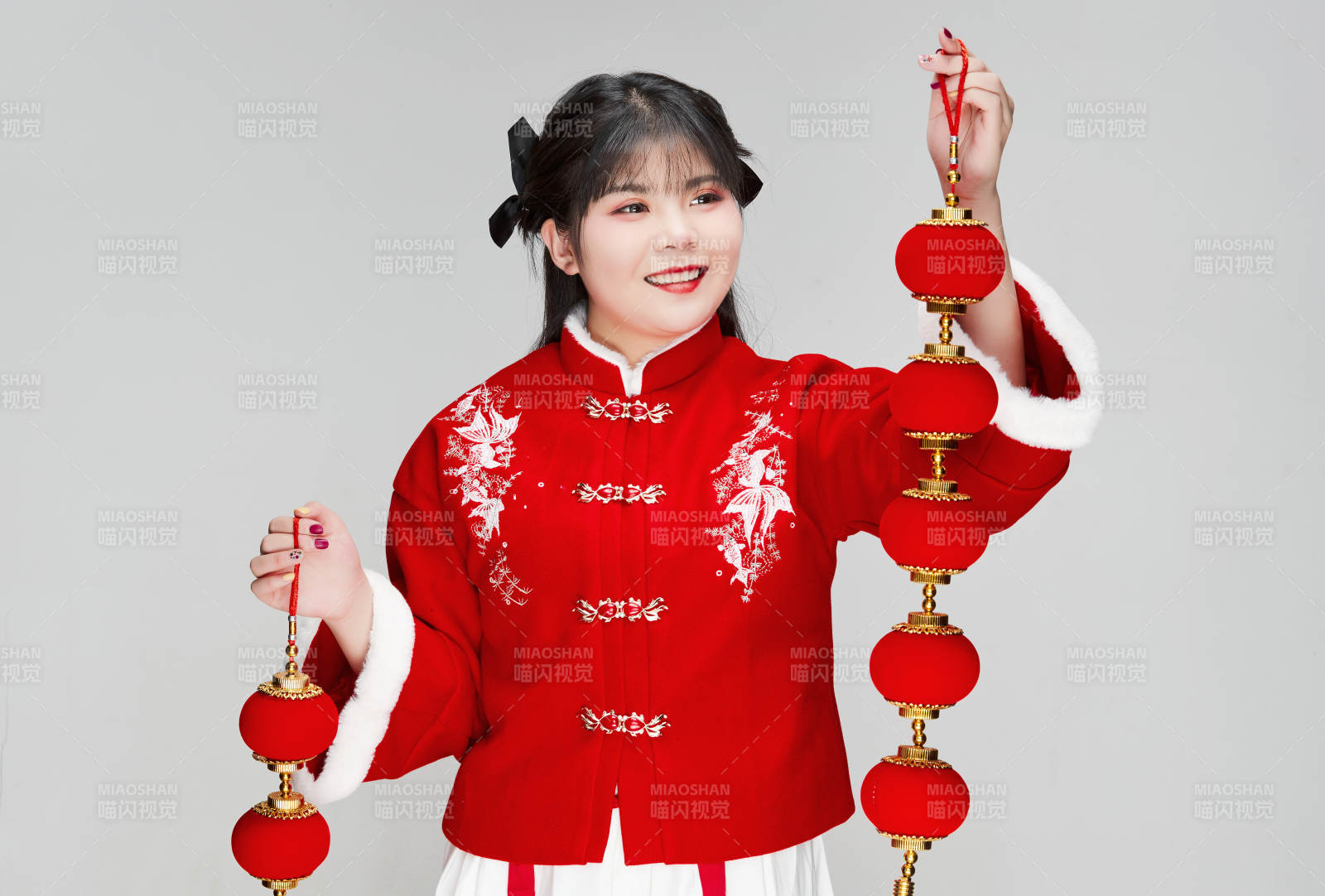 手提紅燈籠身穿喜慶漢服的可愛少女