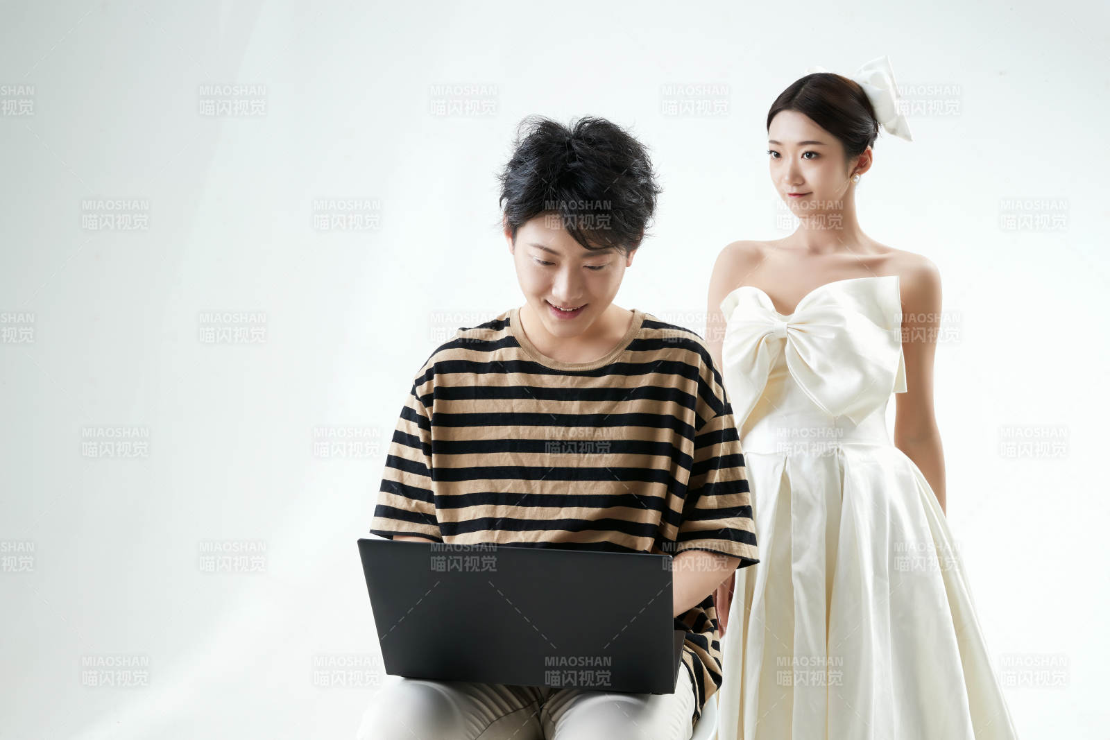 沉浸在網絡戀愛世界的青年男女