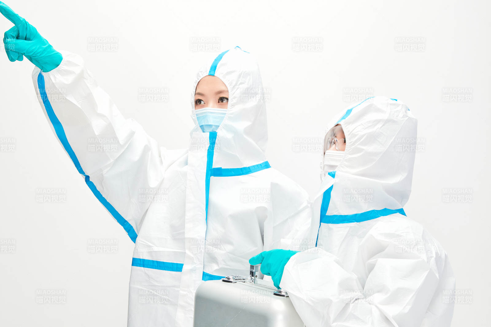 穿白色防護服佩戴護目鏡口罩的防疫人員