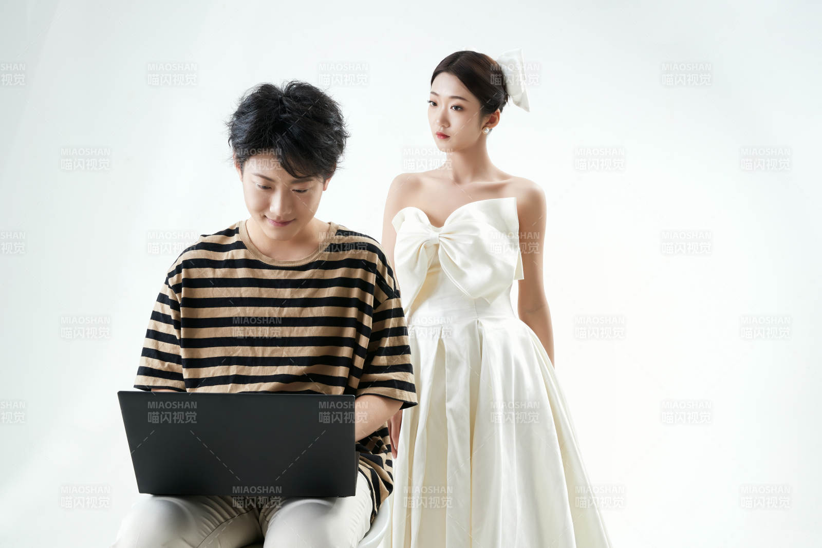 沉浸在網(wǎng)絡(luò)戀愛世界的青年男女