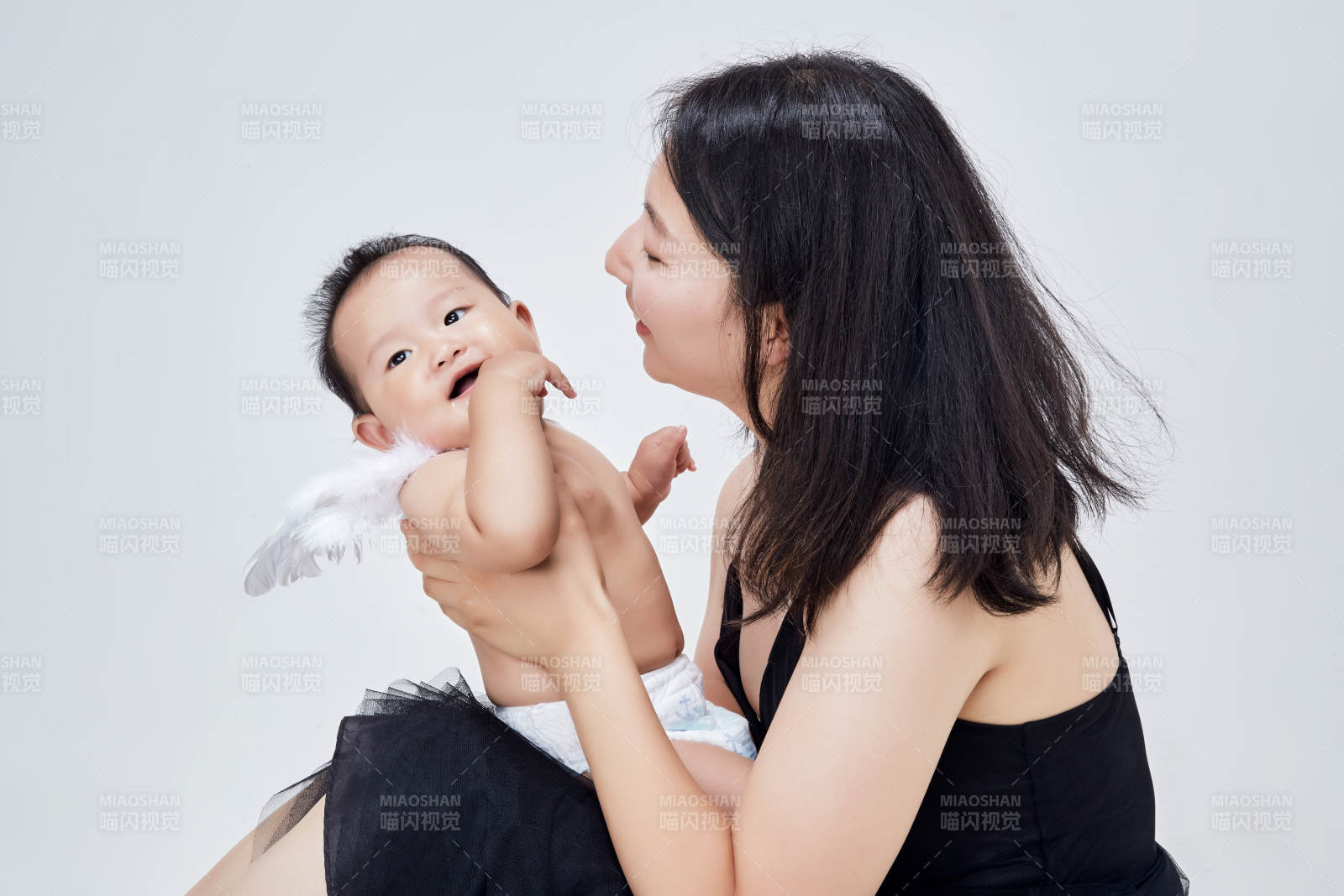 妈妈陪伴宝宝快乐的玩耍