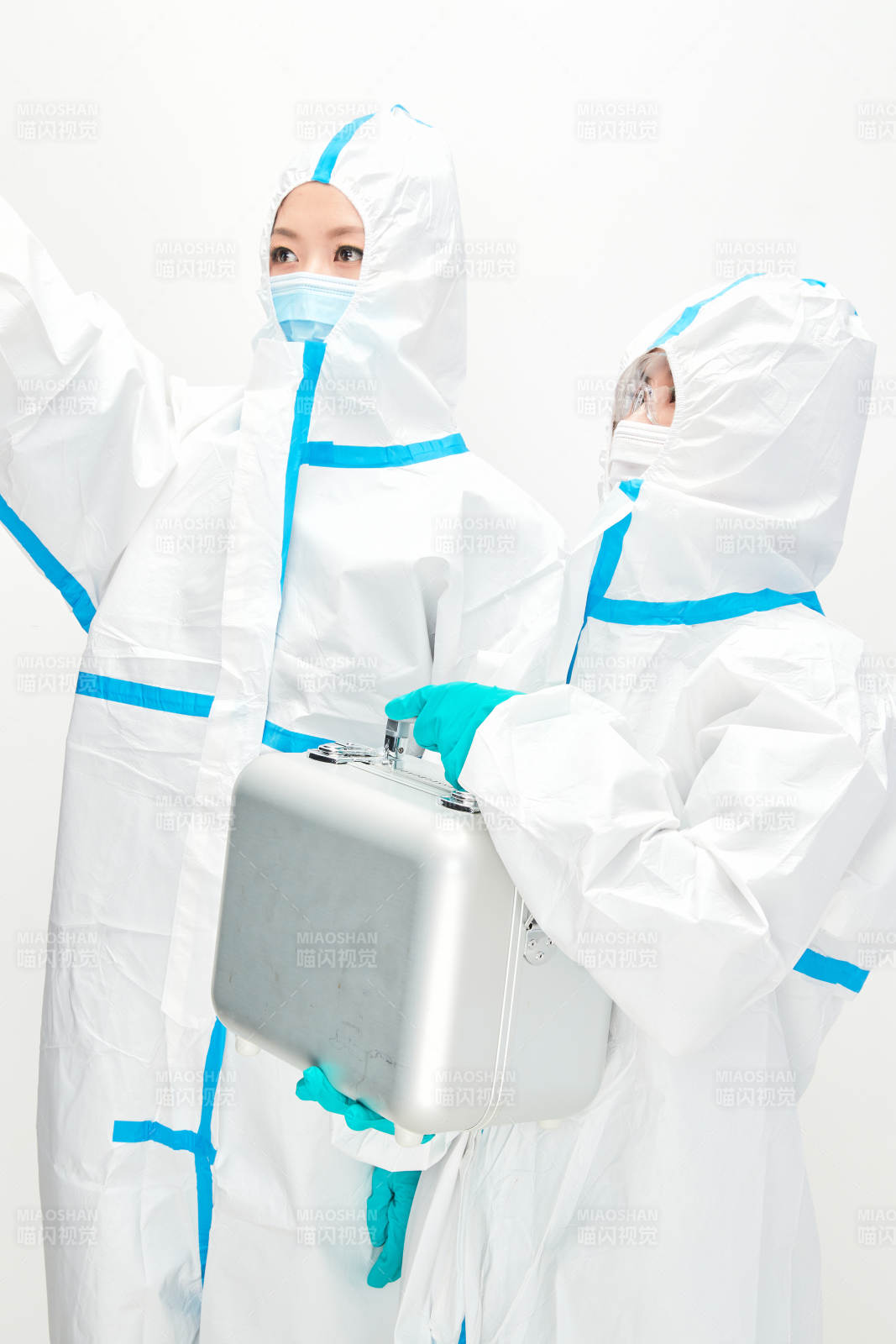 穿白色防護服佩戴護目鏡口罩的防疫人員