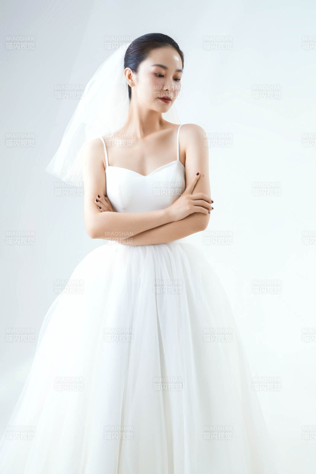 棚拍白色背景下的洁白婚纱新娘美妆