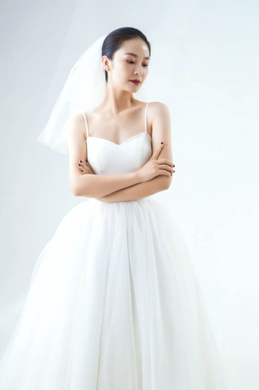 棚拍白色背景下的洁白婚纱新娘美妆