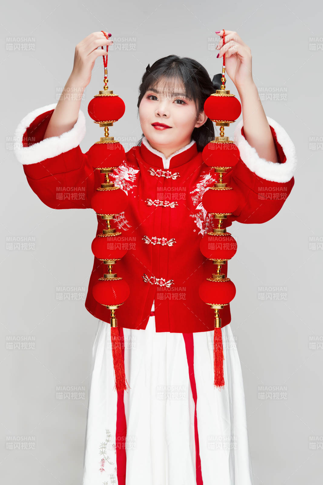 手提紅燈籠身穿喜慶漢服的可愛少女