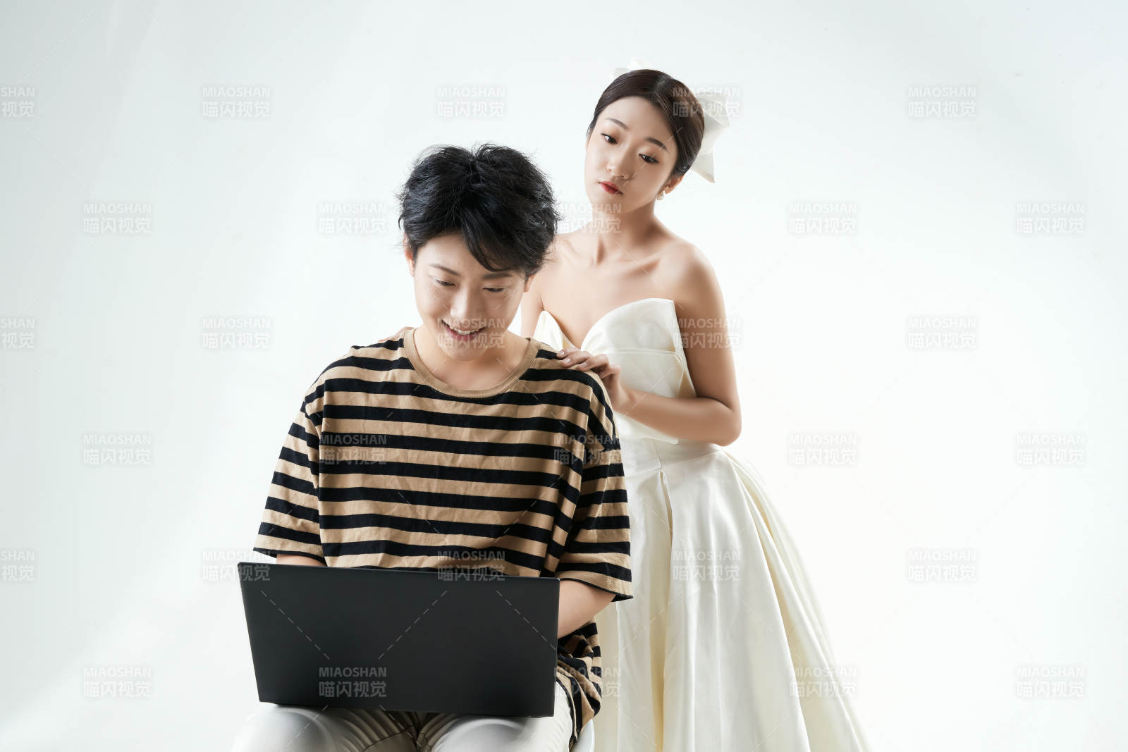 沉浸在網(wǎng)絡(luò)戀愛(ài)世界的青年男女