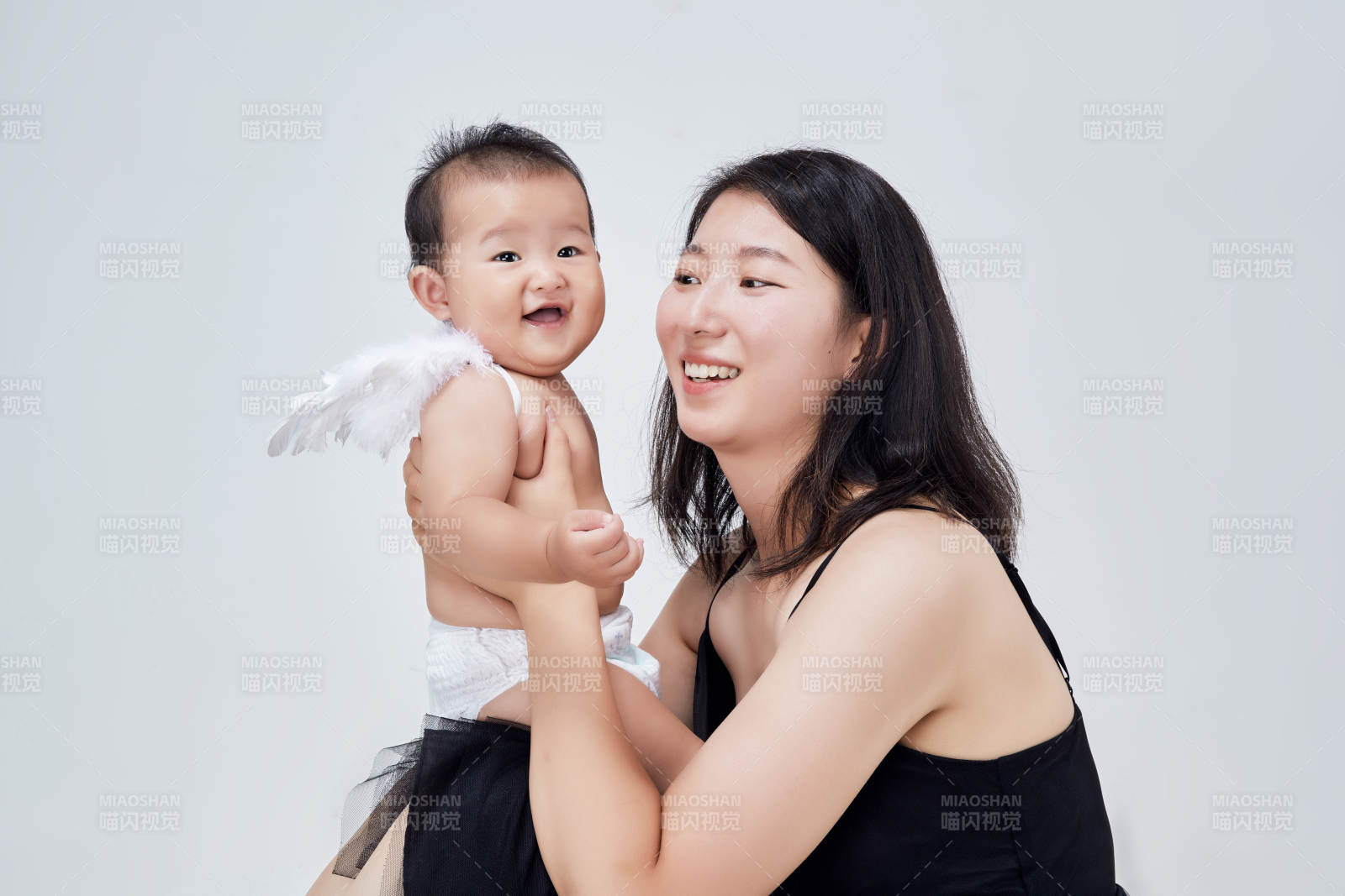 媽媽陪伴寶寶快樂(lè)的玩耍