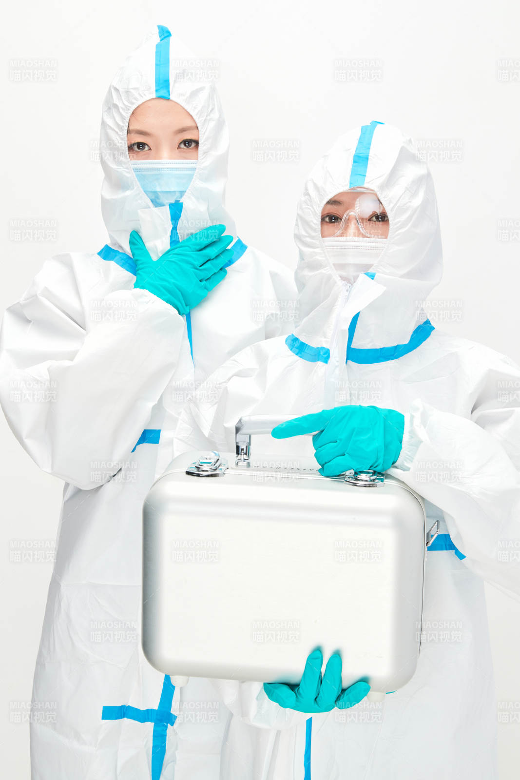 穿白色防護(hù)服佩戴護(hù)目鏡口罩的防疫人員