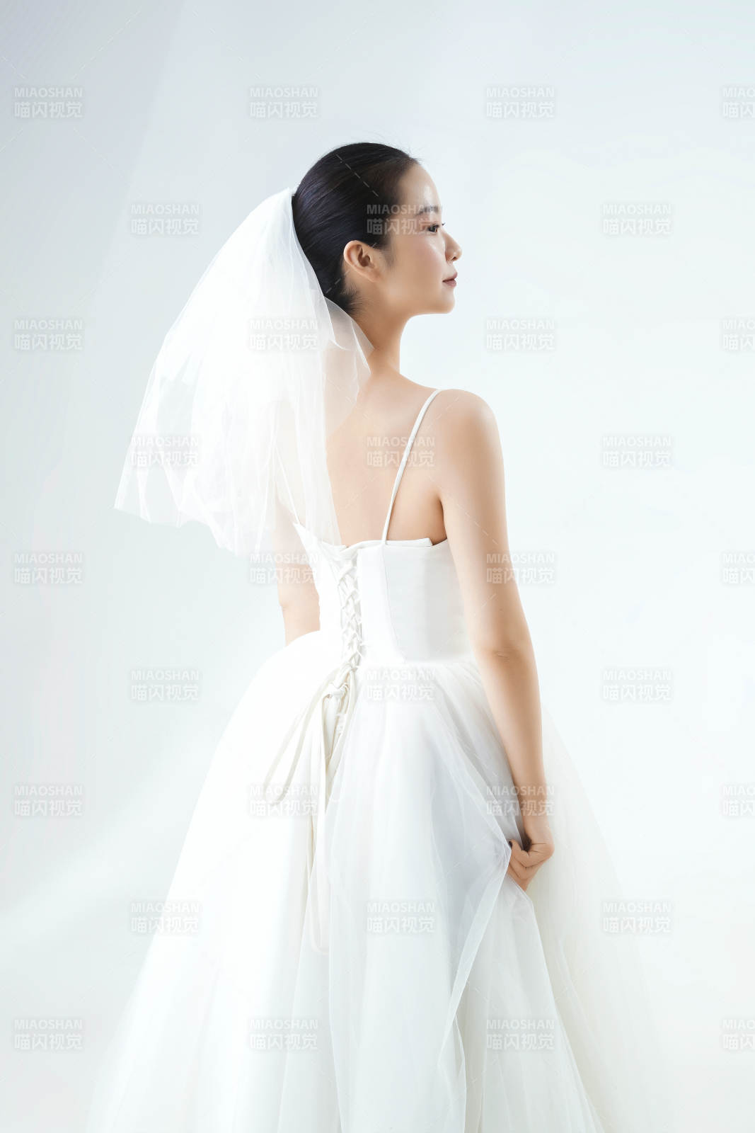 棚拍白色背景下的潔白婚紗新娘美妝