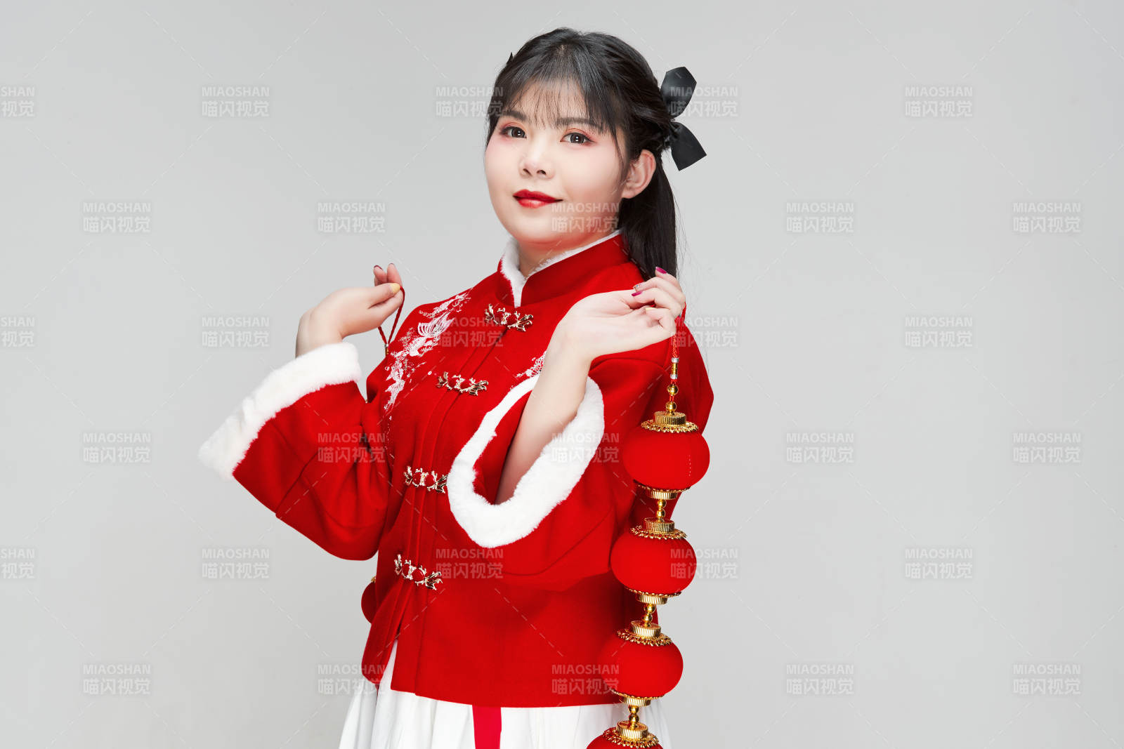 手提紅燈籠身穿喜慶漢服的可愛少女