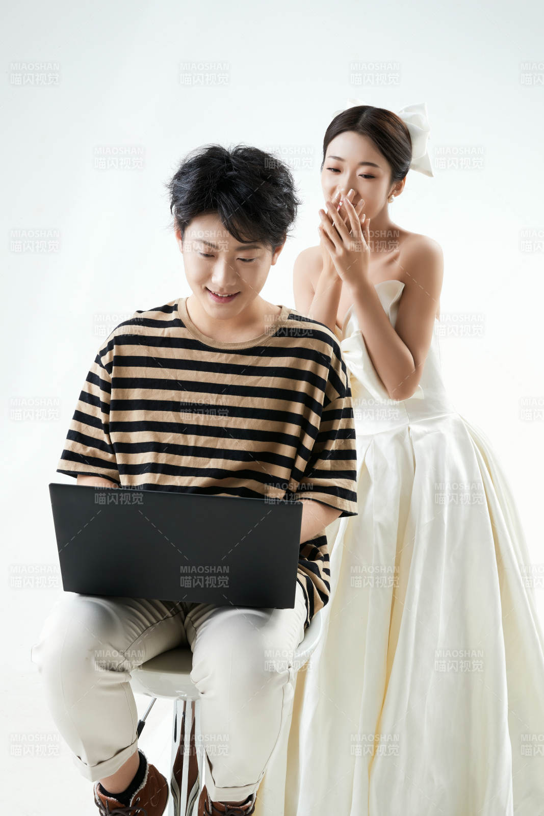 沉浸在網(wǎng)絡(luò)戀愛世界的青年男女