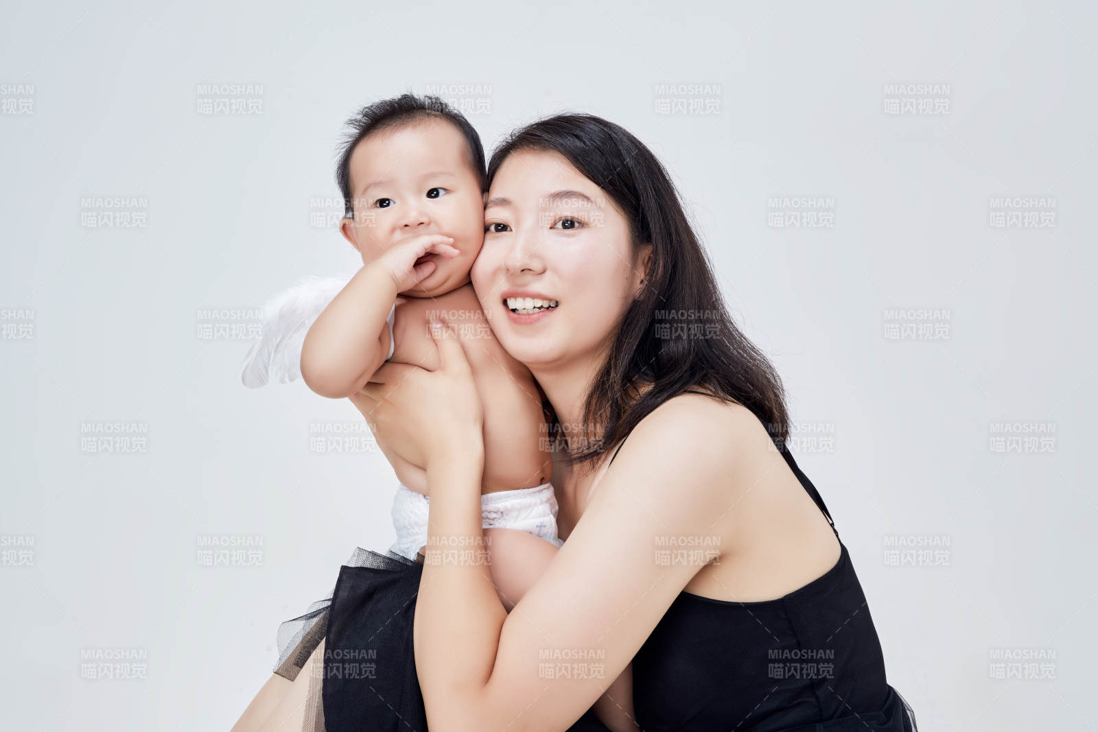 妈妈陪伴宝宝快乐的玩耍