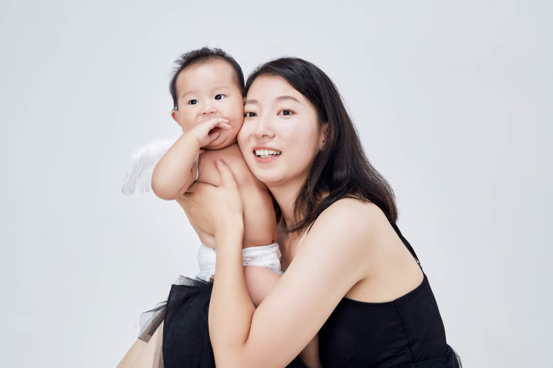 妈妈陪伴宝宝快乐的玩耍