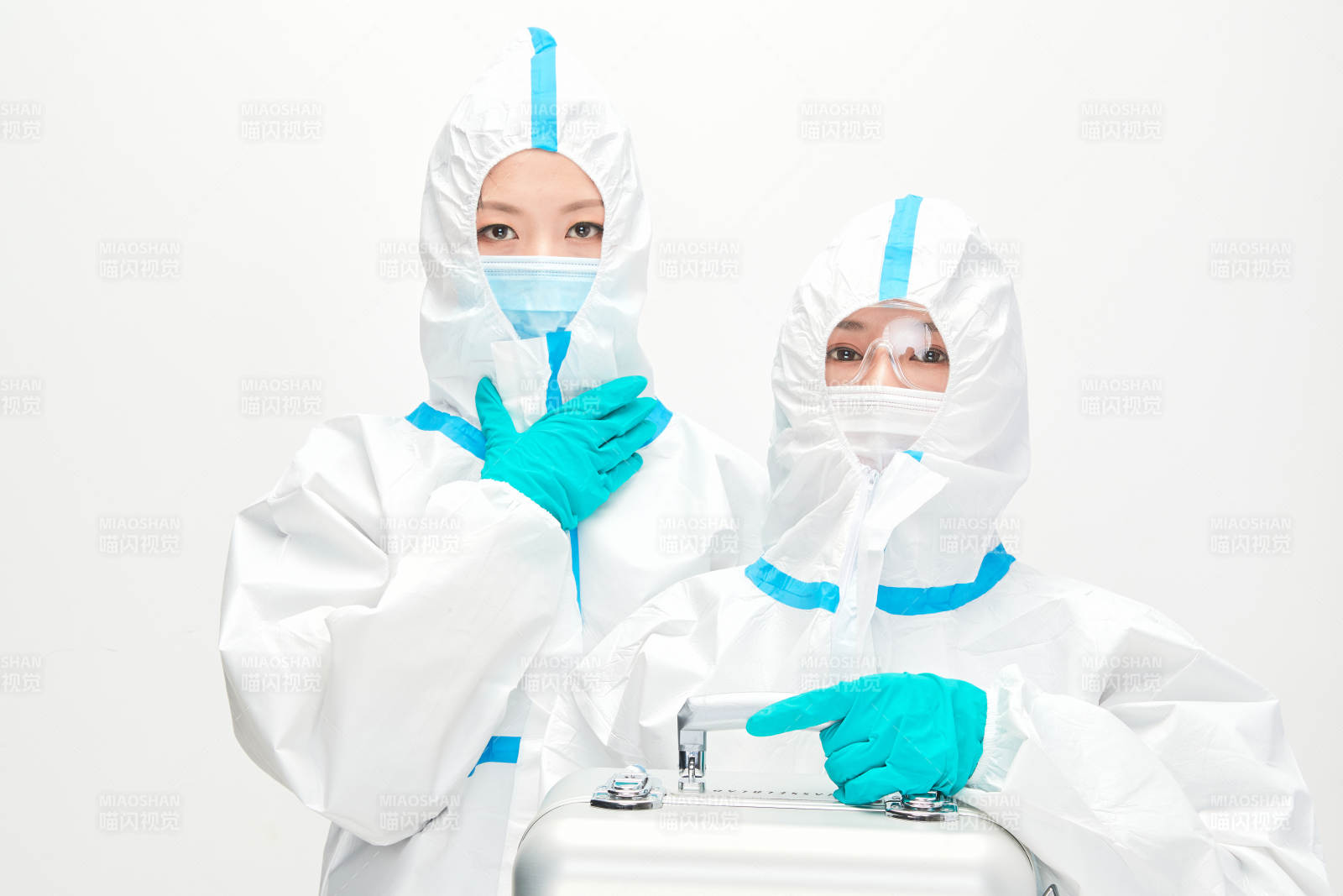 穿白色防護(hù)服佩戴護(hù)目鏡口罩的防疫人員