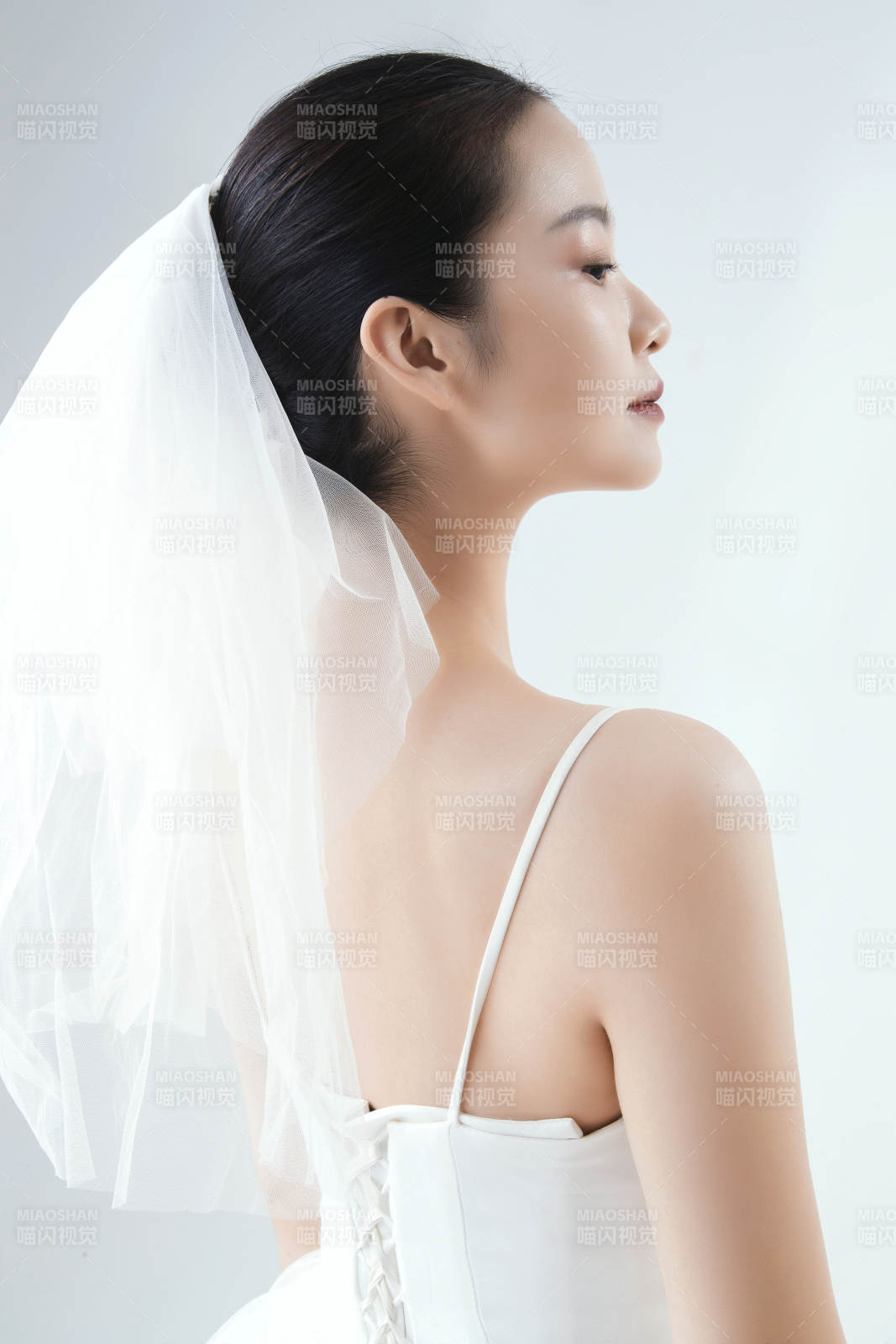 棚拍白色背景下的潔白婚紗新娘美妝