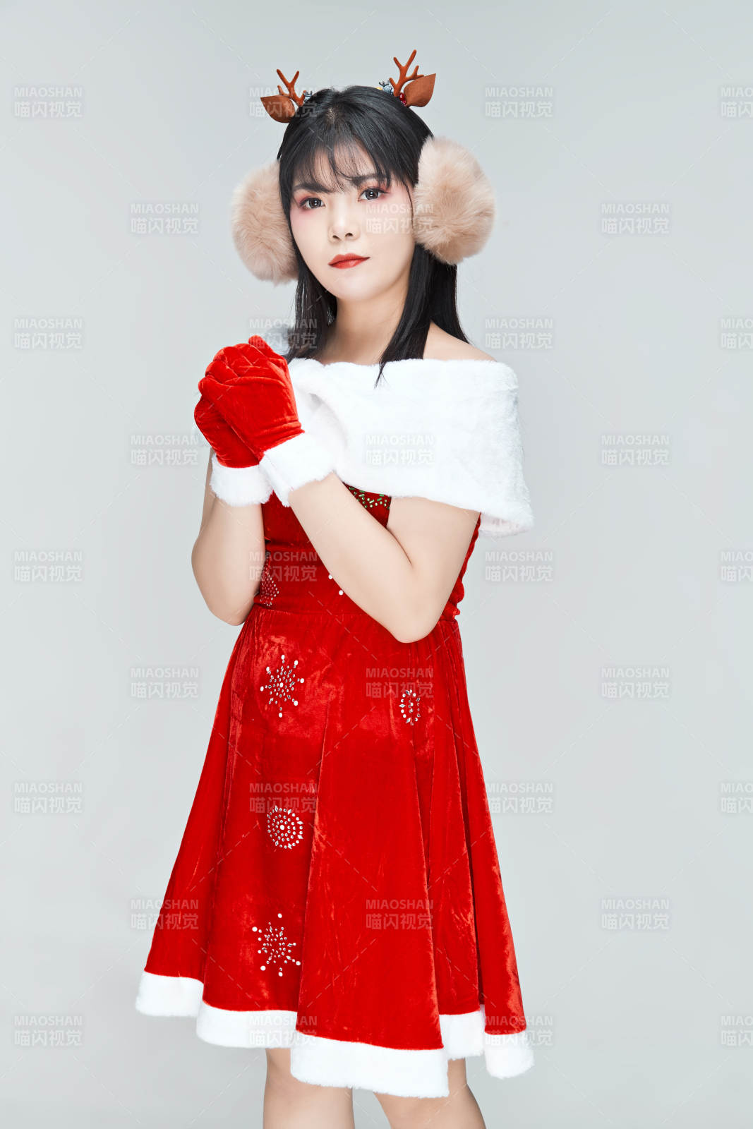 身穿圣誕服飾的性感可愛亞洲少女