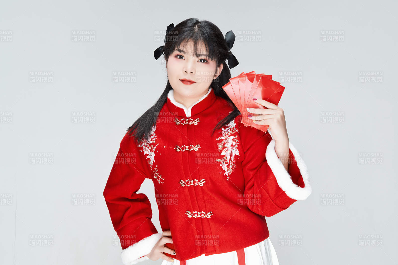 白色背景下身穿喜慶漢服手拿紅包的可愛少女