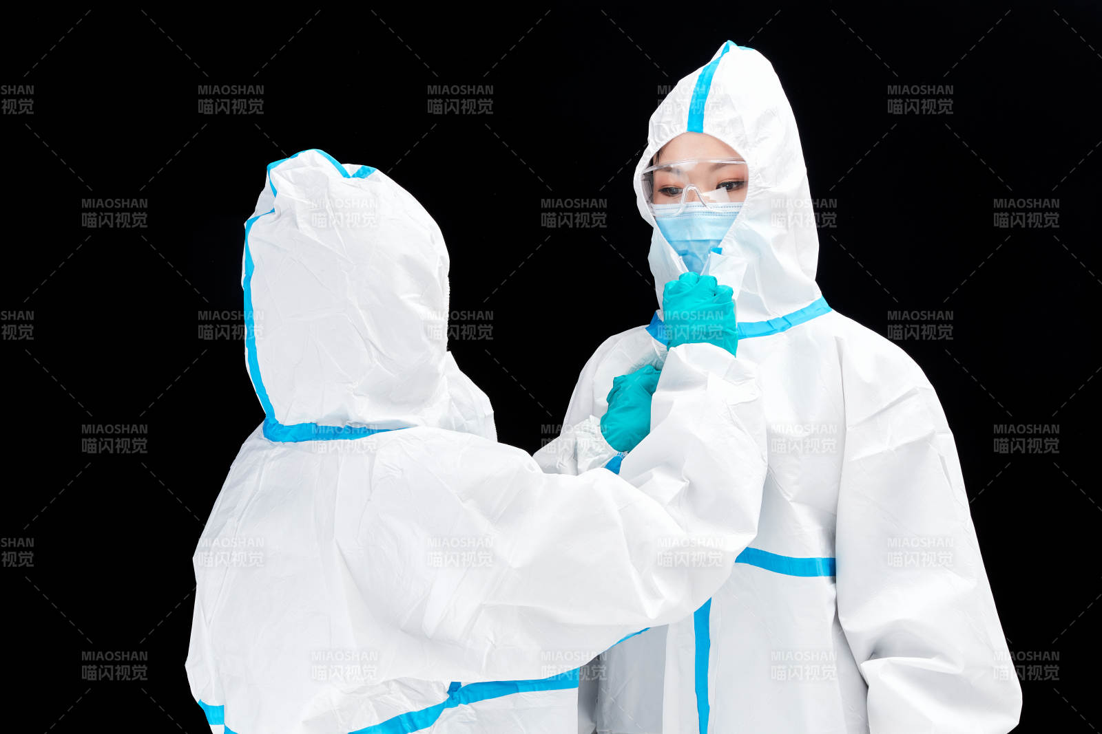 穿白色防護服佩戴護目鏡口罩的防疫人員