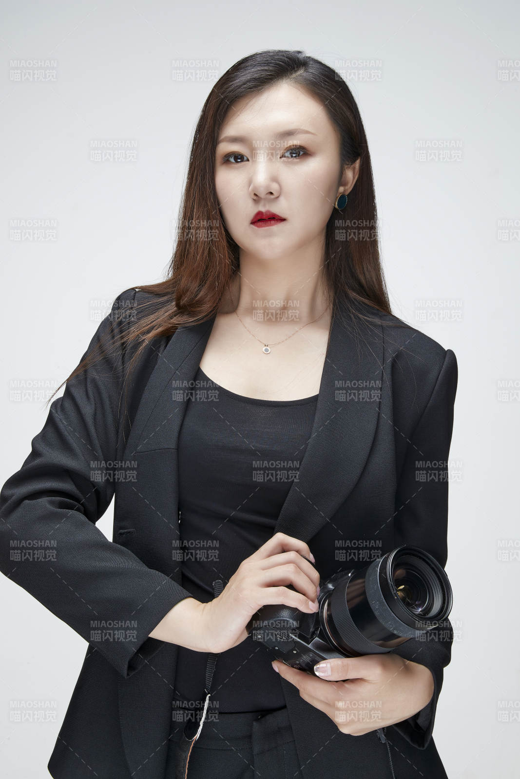 棚拍白色背景亞洲青年女性攝影師