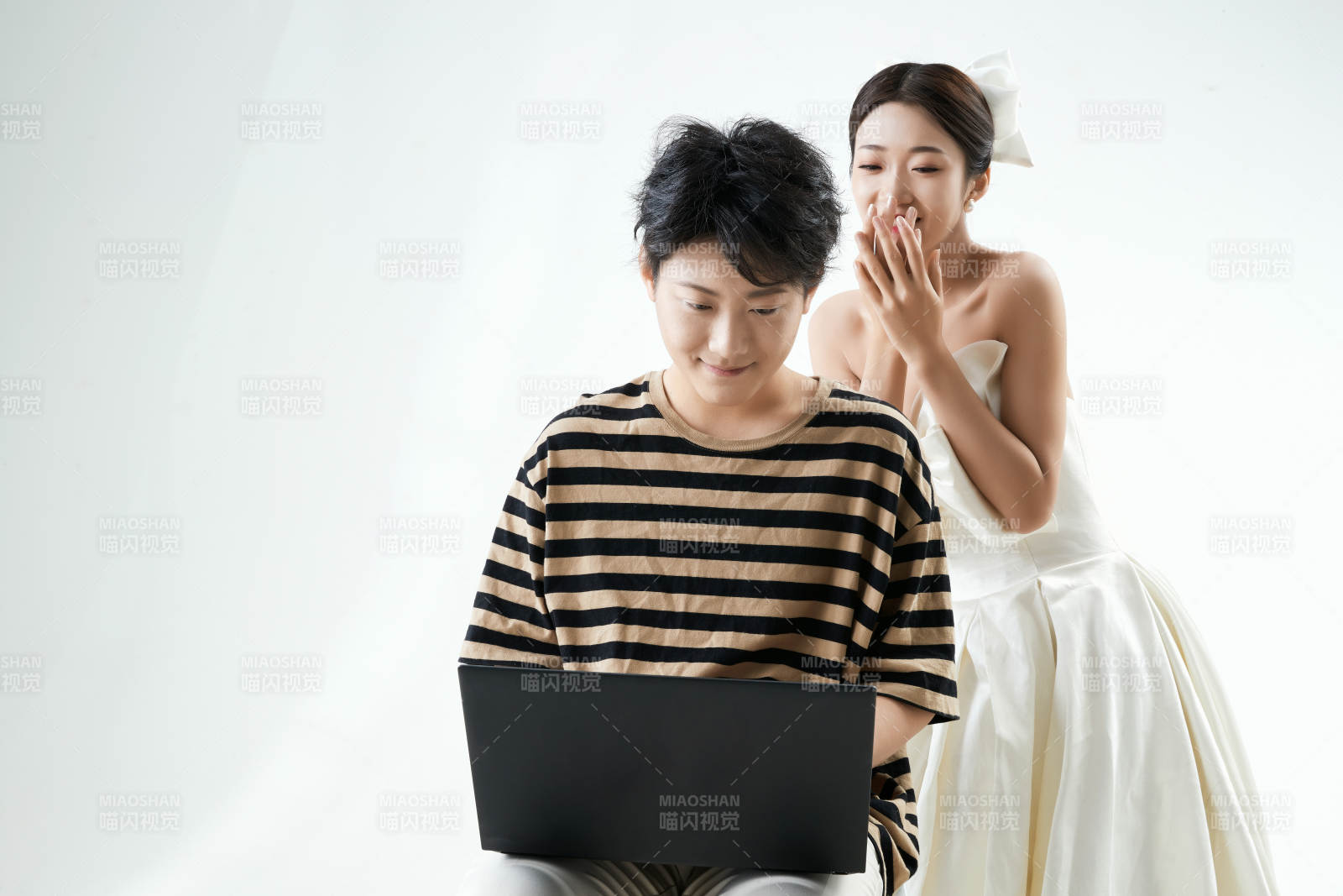 沉浸在網絡戀愛世界的青年男女