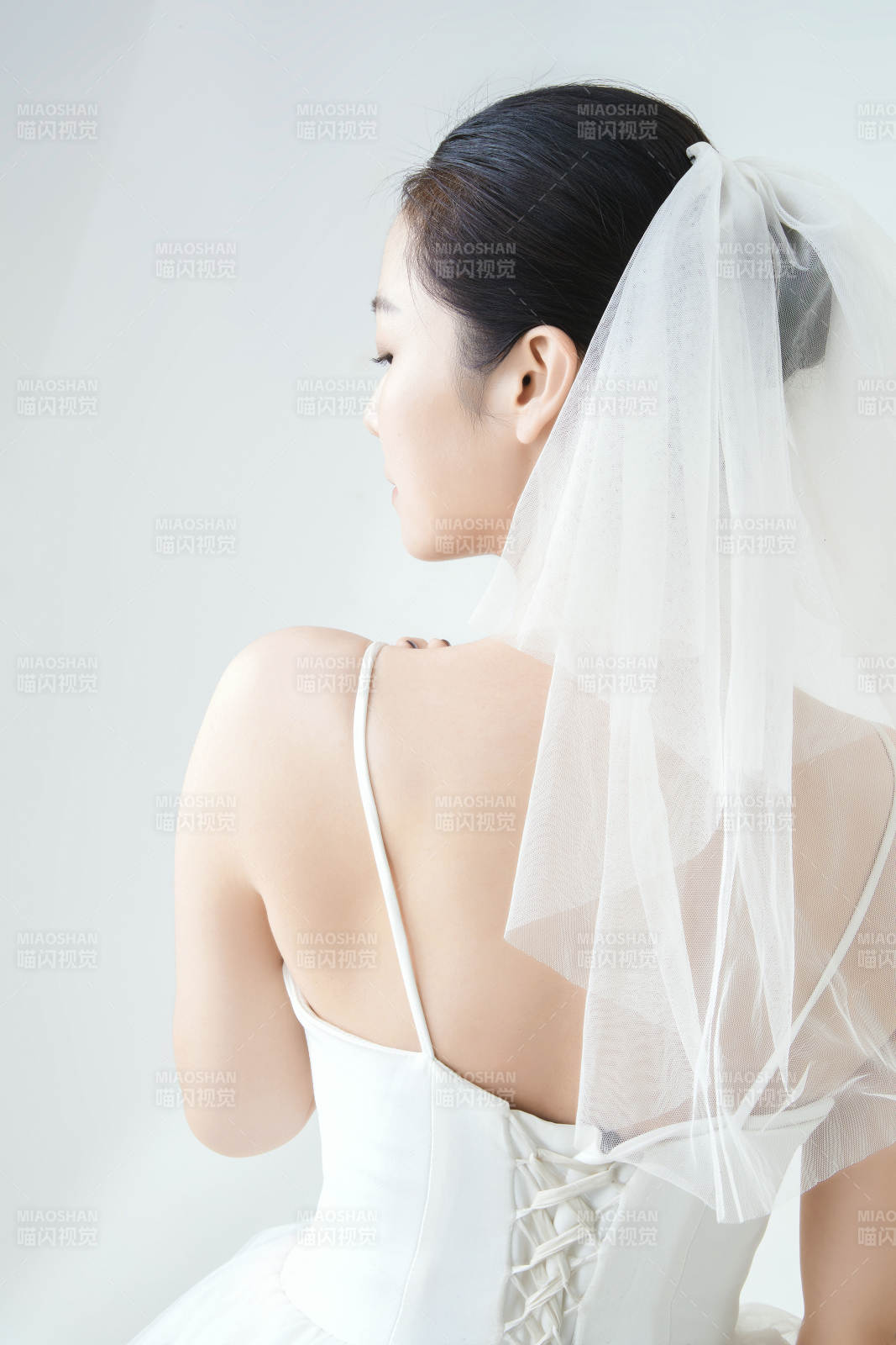 棚拍白色背景下的潔白婚紗新娘美妝