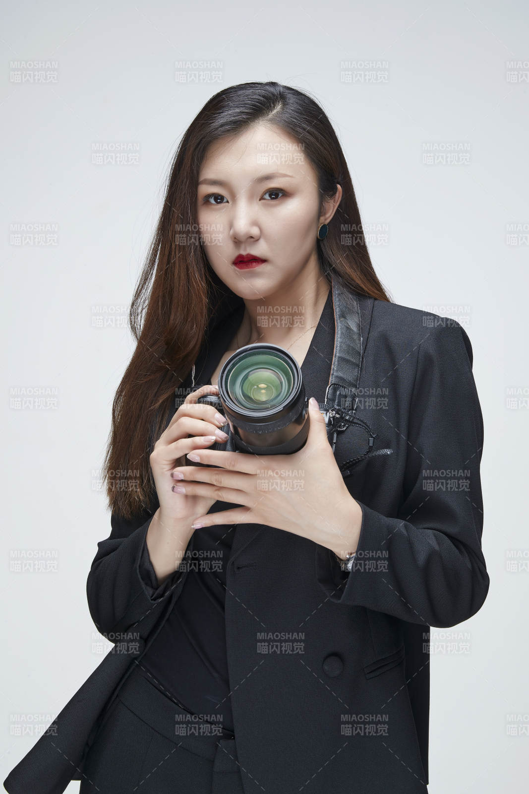 棚拍白色背景亞洲青年女性攝影師