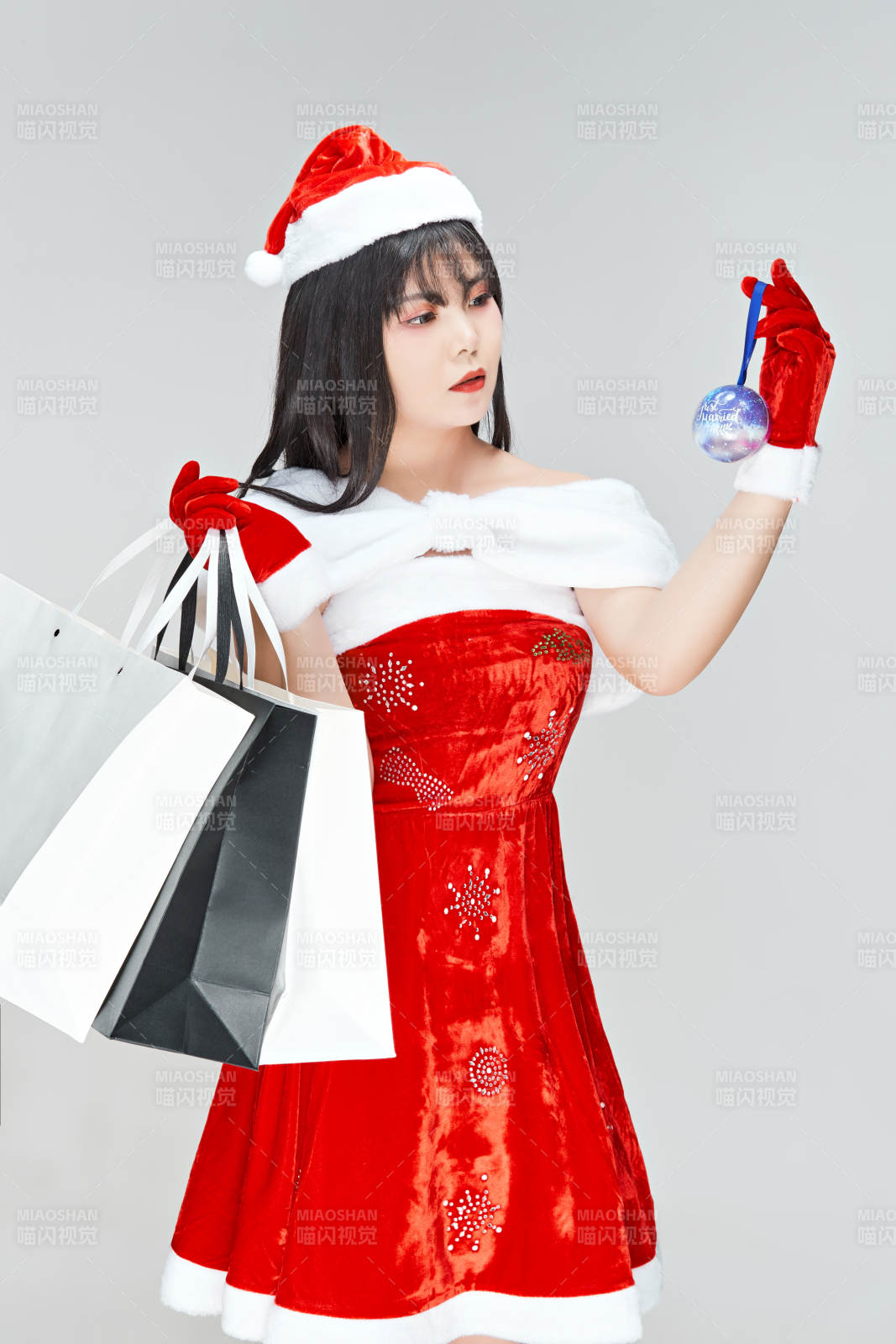 身穿圣誕服飾手提購物袋性感可愛的圣誕女郎