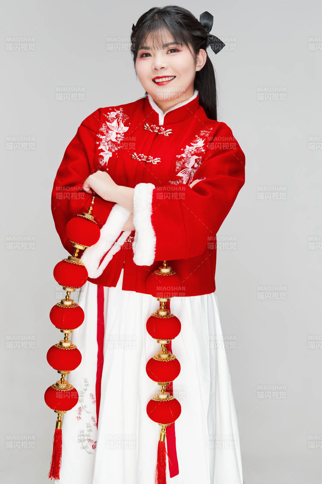 手提红灯笼身穿喜庆汉服的可爱少女