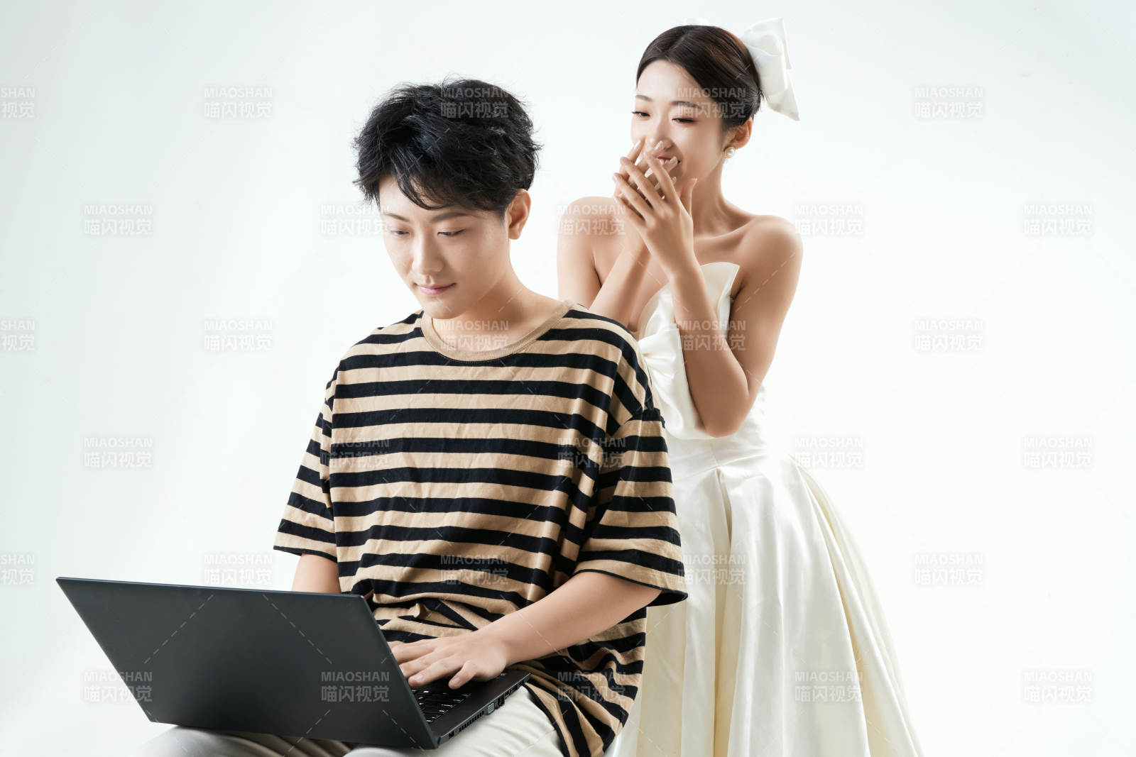 沉浸在網絡戀愛世界的青年男女