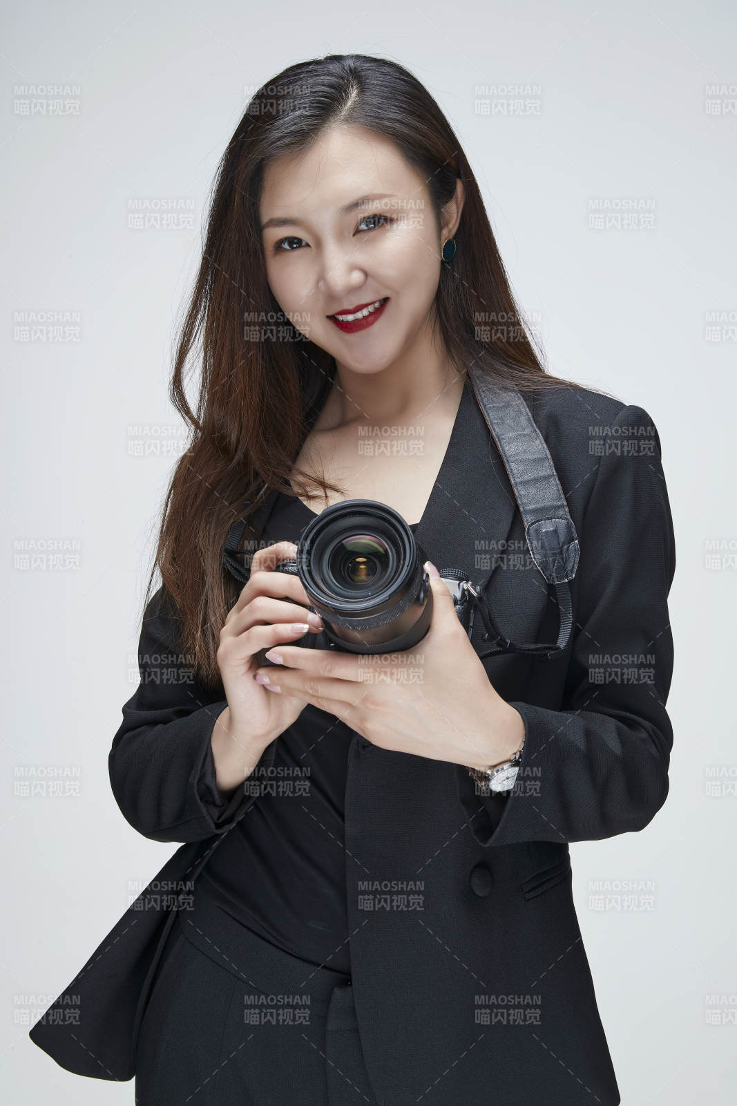 棚拍白色背景亚洲青年女性摄影师