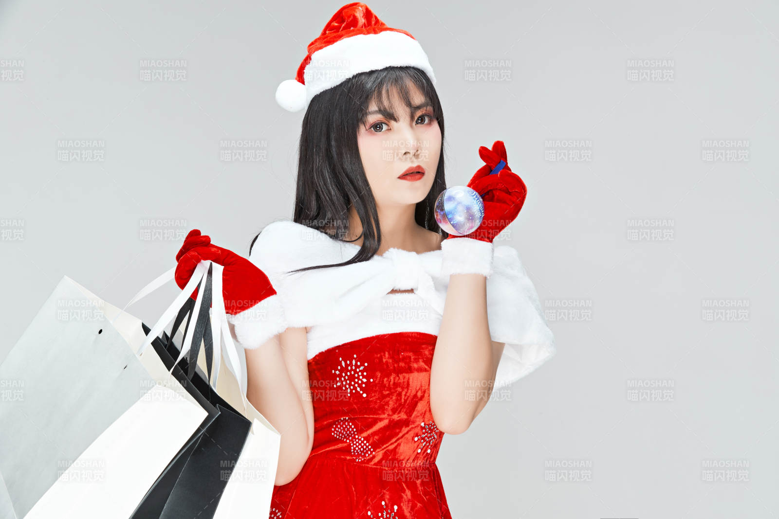 身穿圣誕服飾手提購物袋性感可愛的圣誕女郎