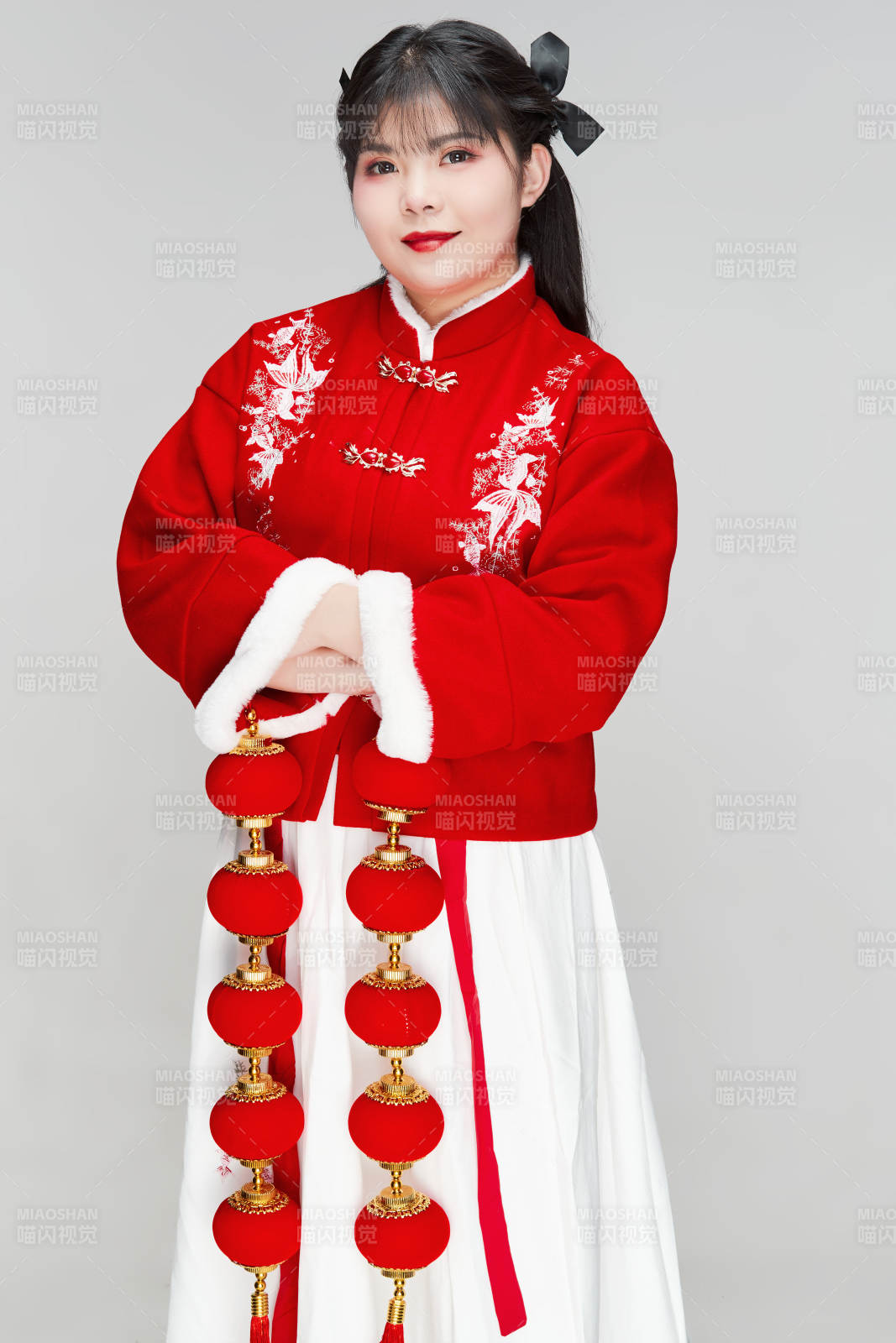 手提紅燈籠身穿喜慶漢服的可愛少女