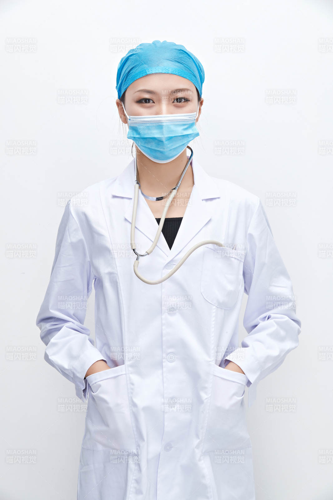 專業的醫護人員提示口罩佩戴的重要性