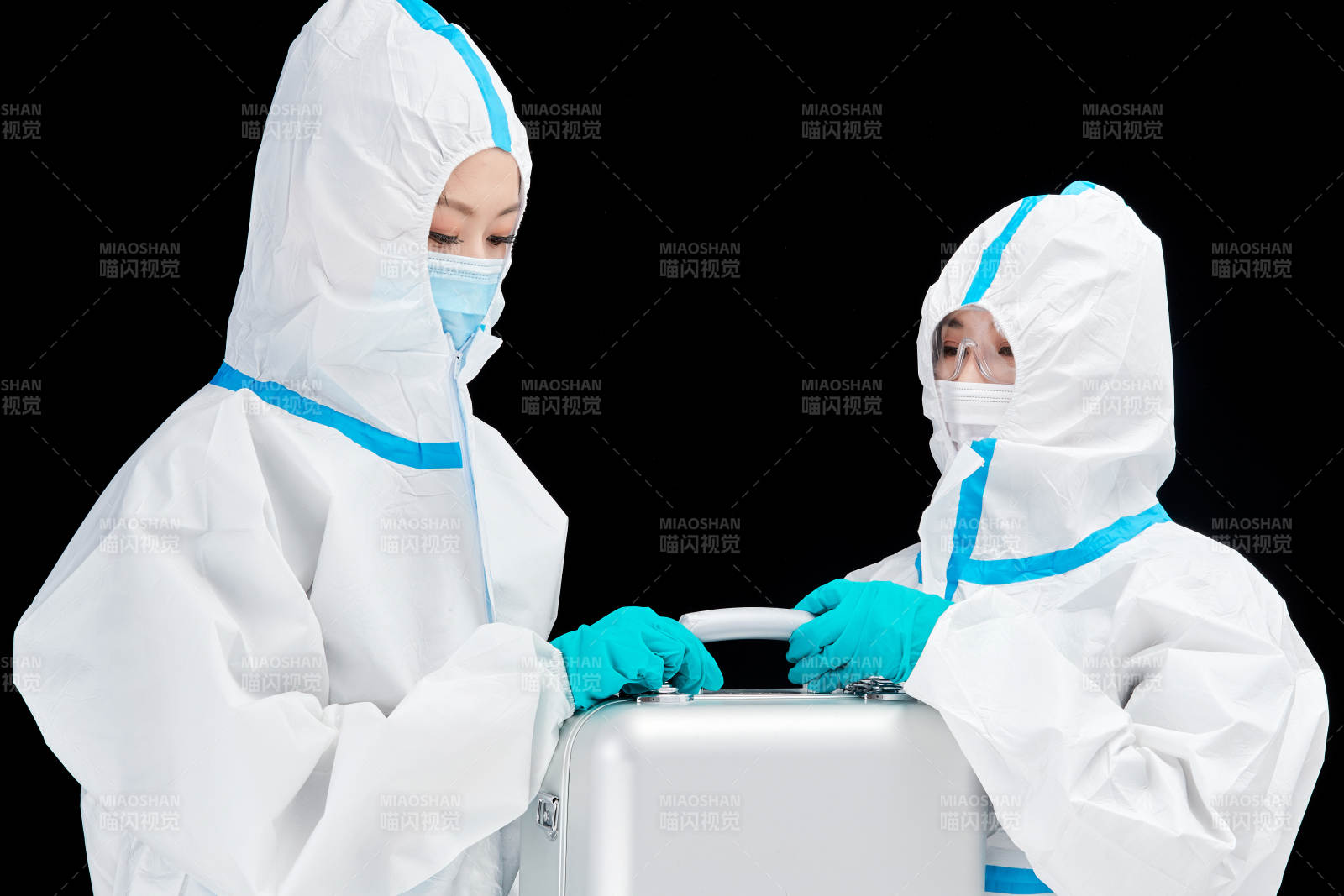 穿白色防護服佩戴護目鏡口罩的防疫人員