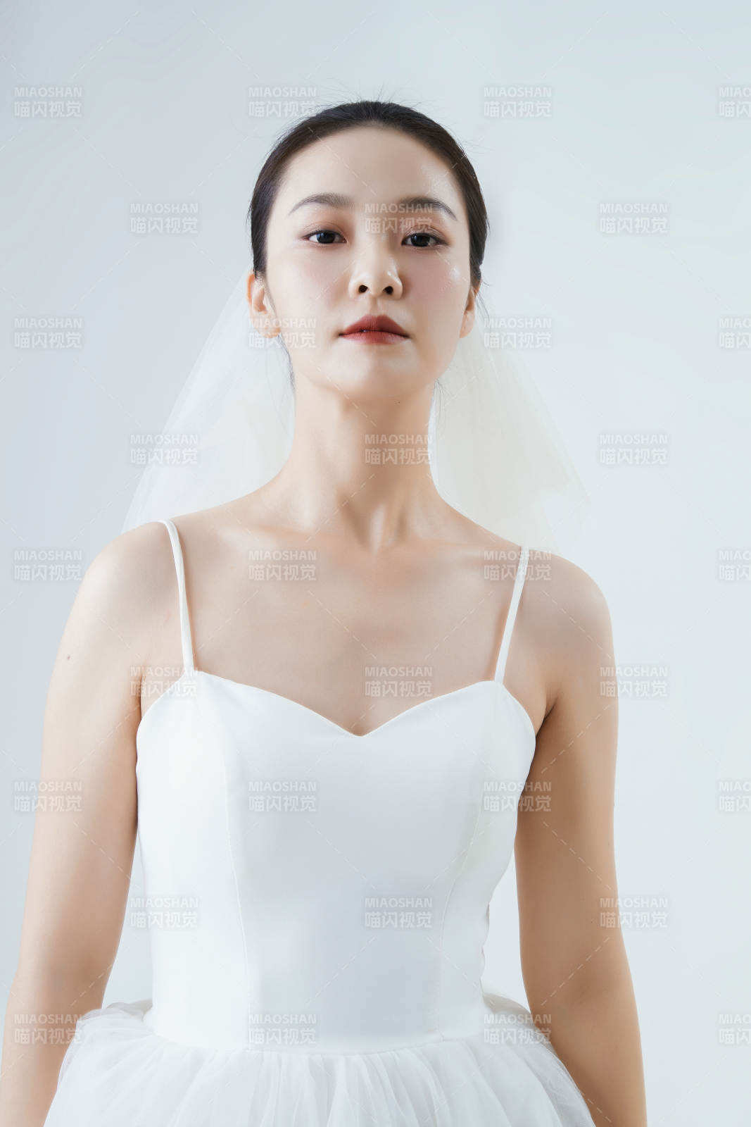 棚拍白色背景下的潔白婚紗新娘美妝