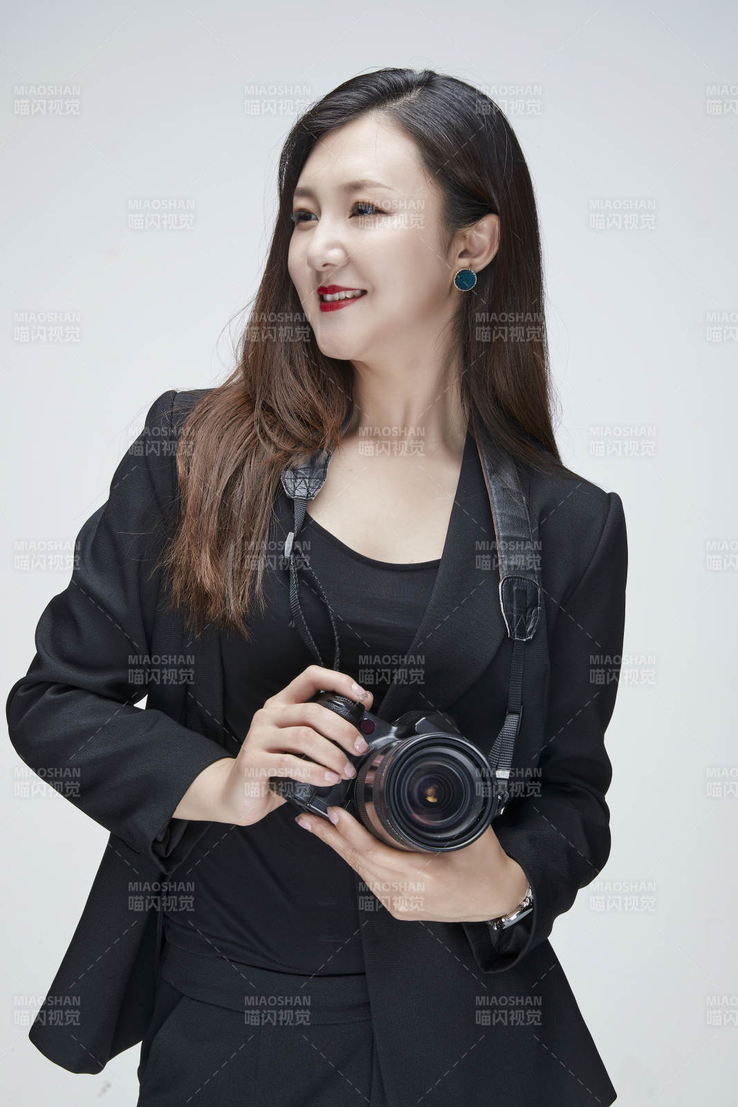 棚拍白色背景亞洲青年女性攝影師
